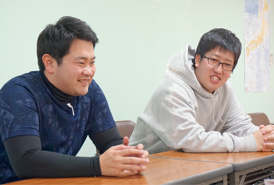 左：５年担任　本田 智弘 先生　右：６年担任　久川 慶貴 先生