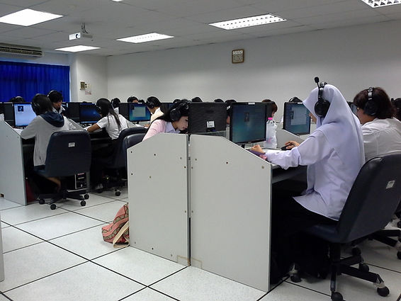 Image of students studying using CaLabo® EX