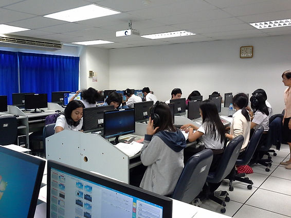 Image of students studying using CaLabo® EX