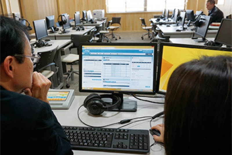 A teacher operating CaLabo EX